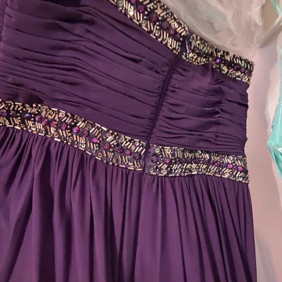 Formal, strapless, floor length gown - Picture 3 of 4